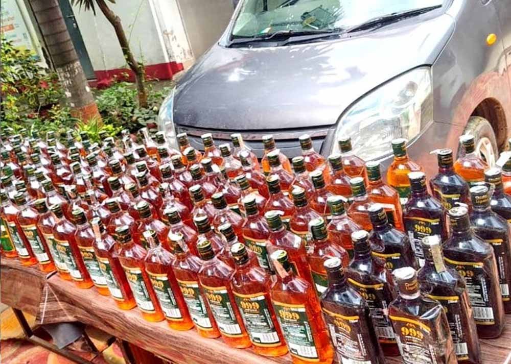 जालंधर में तस्कर पर बड़ी कार्रवाई, 32 बोतल महंगी शराब और 10.72 लाख नकद बरामद