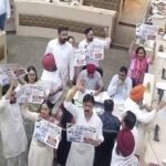 चंडीगढ़ निगम बैठक में जलभराव पर हंगामा, राफ्टिंग बोट लेकर पहुंची AAP; मेयर ने अफसरों को लगाई फटकार