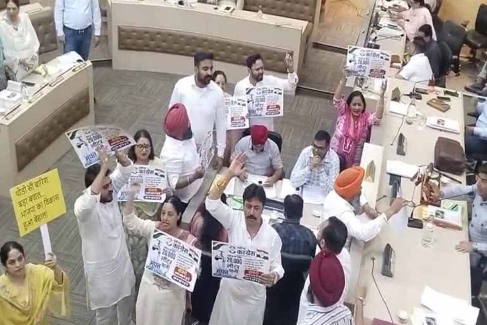 चंडीगढ़ निगम बैठक में जलभराव पर हंगामा, राफ्टिंग बोट लेकर पहुंची AAP; मेयर ने अफसरों को लगाई फटकार