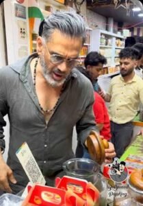 अमृतसर पहुंचे सुनील शेट्टी ने चखा खास आम पापड़, पत्नी संग बाजार में दिखा देसी अंदाज