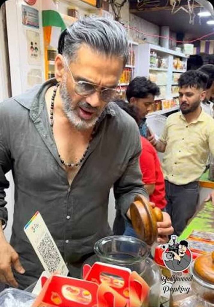 अमृतसर पहुंचे सुनील शेट्टी ने चखा खास आम पापड़, पत्नी संग बाजार में दिखा देसी अंदाज