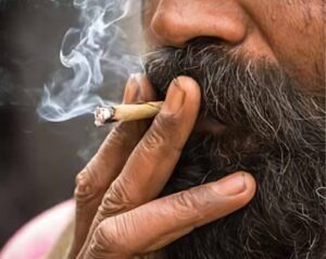 Punjab के गुरुद्वारा साहिब में ग्रंथी के बीड़ी पीने पर हंगामा, बैग से बीड़ी-सिगरेट और तंबाकू बरामद