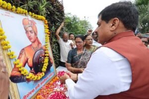 मुख्यमंत्री डॉ. यादव ने वीरांगना रानी अवंती बाई लोधी की प्रतिमा पर अर्पित की पुष्पांजलि