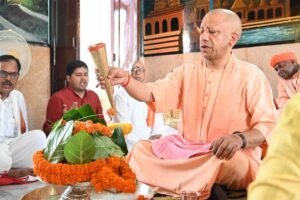सावन के दूसरे सोमवार सीएम योगी ने किया रुद्राभिषेक