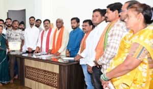 उप मुख्यमंत्री विजय शर्मा ने कवर्धा के हितग्राहियों को सौंपे पीएम आवास योजना शहरी 2.0 के स्वीकृति पत्र