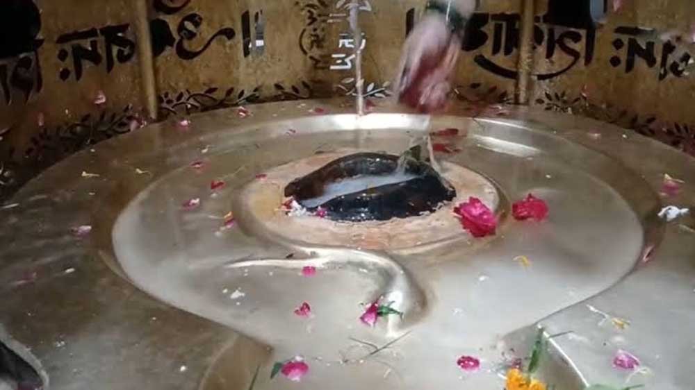 हर हर महादेव से गूंजे शिवालय, सावन के सोमवार पर आस्था का समुद्र