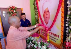अयोध्या पहुंचे सीएम योगी, ब्रह्मलीन महंत परमहंस रामचंद्र दास महाराज की पुण्यतिथि पर अर्पित की श्रद्धांजलि