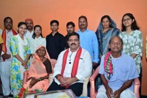तीन बहनों ने एक साथ पास की नीट परीक्षा, उप मुख्यमंत्री  विजय शर्मा ने घर पहुंचकर दी बधाई
