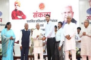 चयनित अधिकारी पद का नहीं, अपने संस्कारों का परिचय दें : राज्यपाल  पटेल
