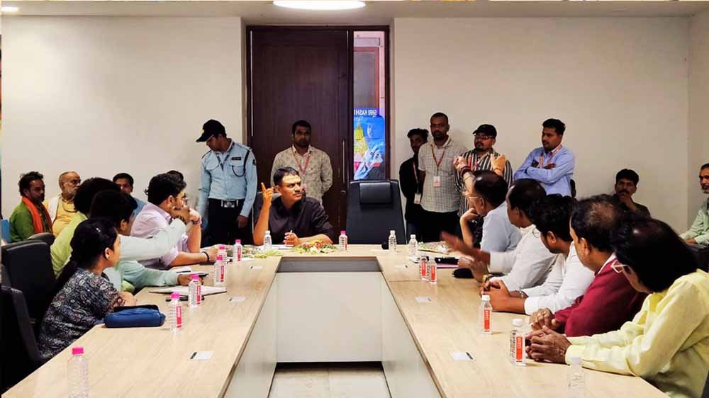 विश्वभूषण मिश्र का तबादला, काशी विश्वनाथ मंदिर के नए CEO की तलाश तेज