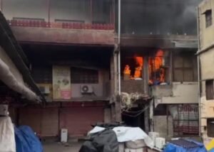 जयपुर के त्रिपोलिया बाजार में भीषण आग, 25 दुकानें चपेट में; 30 दमकलों ने पाया काबू