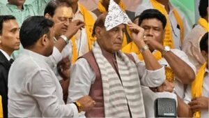 चांदी का मुकुट लौटाते हुए बोले राजनाथ सिंह- ‘गरीब बेटी को पायल बनवाकर दे देना’, वीडियो वायरल