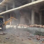 बैंक कॉलोनी में अनुमति के विपरीत निर्माण करने पर 18 दुकानों पर निगम का चला बुल्डोजर  