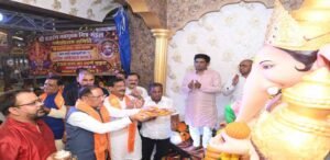 117 साल पुरानी गणेशोत्सव परंपरा में शामिल हुए CM साय, गोल बाजार में किए विघ्नहर्ता के दर्शन