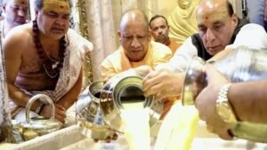 रक्षा मंत्री और मुख्यमंत्री ने बाबा विश्वनाथ के किए दर्शन, PM मोदी के लिए मांगी प्रार्थना