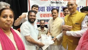 रक्तदान महादान, पीड़ित मानवता की सेवा का महत्वपूर्ण माध्यम: उप मुख्यमंत्री शुक्ल