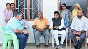 सेवा संकल्प अभियान के तहत ग्रामीणों के बीच पहुंचे पर्यटन एवं संस्कृति मंत्री राजेश अग्रवाल