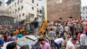 दिल्ली के सत्य निकेतन में 5 मंजिला इमारत भरभराकर गिरी, 6 की मौत; CCTV में कैद हुआ हादसा