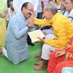 सेवा संकल्प अभियान में डिप्टी सीएम अरुण साव ने पेंशनधारियों के पैर पखार सेवा कर लिया आशीर्वाद, लोरमी में सेवा संकल्प का भावुक पल