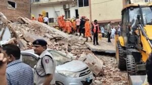 सत्य निकेतन बिल्डिंग हादसे पर बड़ा एक्शन, MCD के 5 अधिकारी सस्पेंड; मालिक की तलाश में 10 टीमें