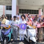 मुख्यमंत्री स्कूटी योजना के अंतर्गत 10 मेधावी विद्यार्थियों को प्रदान की गई स्कूटी