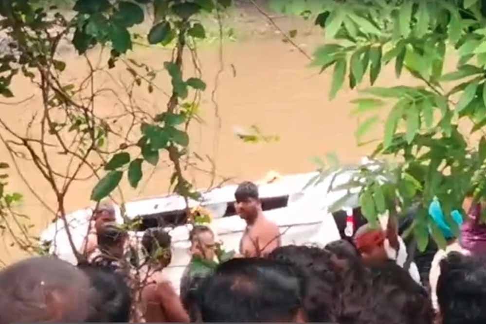 आगर-मालवा में दर्दनाक हादसा, नाले में गिरी कार; 3 बच्चों और 2 महिलाओं समेत 8 श्रद्धालुओं की मौत