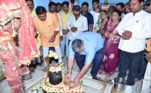 पर्यटन एवं संस्कृति मंत्री राजेश अग्रवाल ने कवर्धा में सिद्धेश्वर महादेव और संकट मोचन हनुमान मंदिर में की पूजा-अर्चना, प्रदेश की सुख-शांति, समृद्धि और जनकल्याण के लिए की प्रार्थना