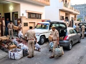 जयपुर में शराब तस्करी पर शिकंजा, कार से 36 और मकान से 44 बोतलें मिलीं; 4 गिरफ्तार