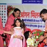 फूल लेकर आए नन्हे कदम, उप मुख्यमंत्री ने बच्चों को गोद में उठाया, बच्चों की मासूमियत ने जीता दिल