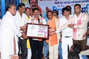 वर्षों पुरानी मांग हुई पूरी, राजपत्र लेकर गांव पहुंचे उप मुख्यमंत्री विजय शर्मा, चंदनपुर को मिली नई पहचान