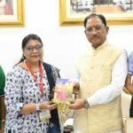 रायपुर : राष्ट्रपति से भेंट कर लौटे प्रतिभावान विद्यार्थियों ने मुख्यमंत्री विष्णु देव साय से की सौजन्य मुलाकात