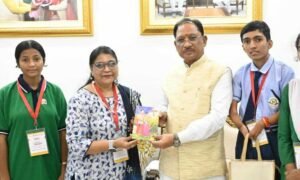 रायपुर : राष्ट्रपति से भेंट कर लौटे प्रतिभावान विद्यार्थियों ने मुख्यमंत्री विष्णु देव साय से की सौजन्य मुलाकात