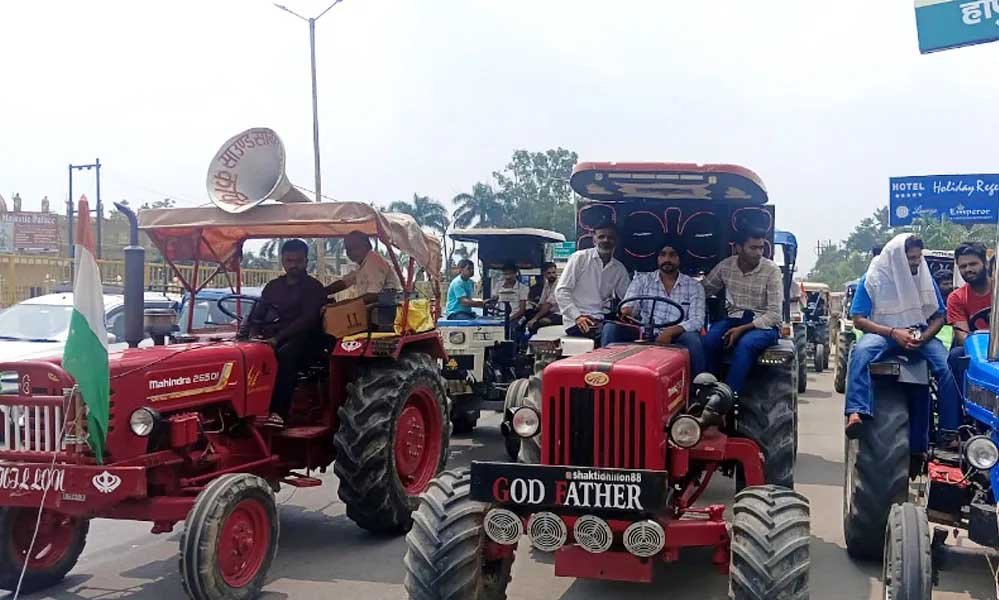 Chandigarh Border पर पंजाब के किसानों का पक्का मोर्चा, ट्रैक्टर-ट्रॉलियों के साथ पहुंचे; एक तरफ का रास्ता बंद