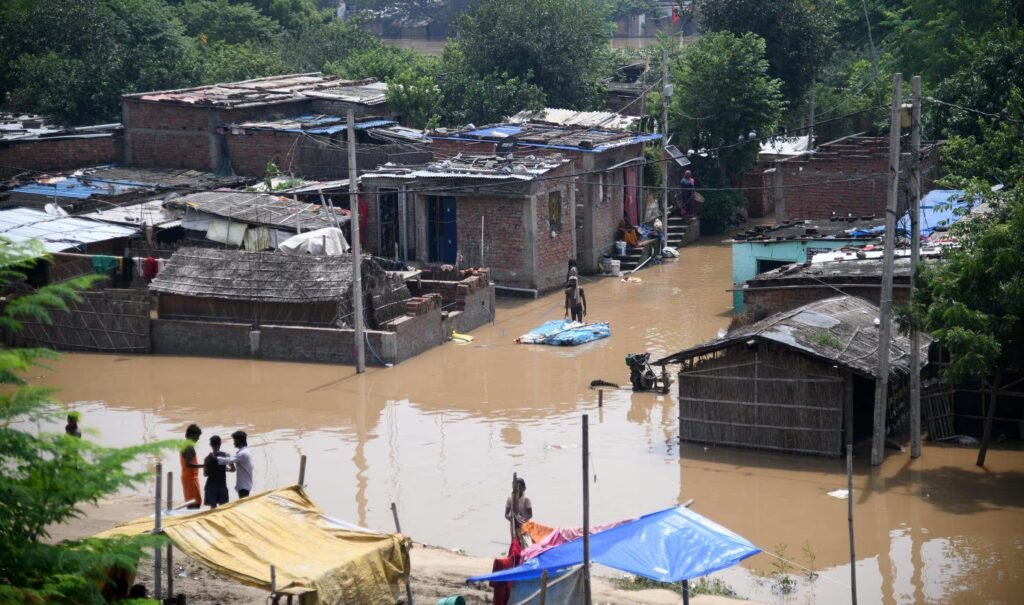 हार में बाढ़ का कहर: 13 जिलों में 28 लाख आबादी प्रभावित, गंगा समेत कई नदियां उफान पर