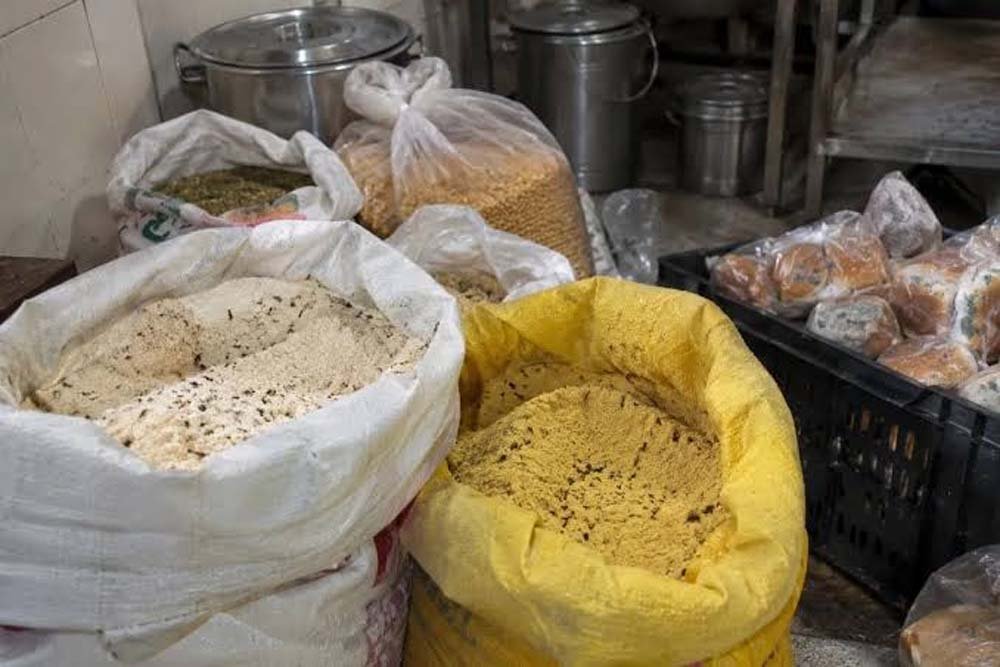 अलवर मेडिकल कॉलेज की मैस में बड़ा खुलासा, 70 किलो खाद्य सामग्री में मिली इल्लियां