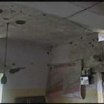 जर्जर भवन में संचालित आंगनवाड़ी, बांस और टूटे एल्बेस्टर से बनी अस्थाई रसोई