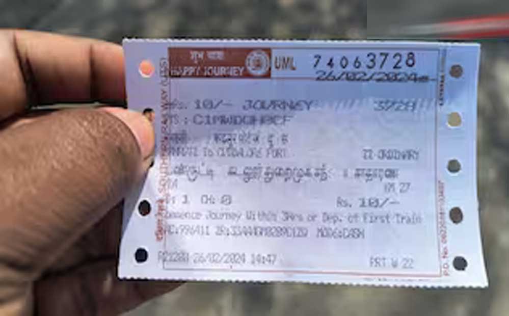 Indian Railway Ticket Rule: ऑनलाइन टिकट बुक किया है तो न करें ये गलती, रेलवे लगा सकता है जुर्माना