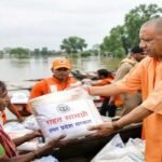 बाढ़ प्रभावितों के साथ खड़ी योगी सरकार, राहत अभियानों के तहत 3.36 लाख लंच पैकेट वितरित