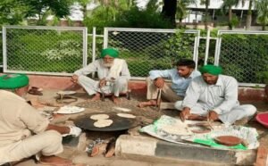 चंडीगढ़-मोहाली बॉर्डर पर किसानों के मोर्चे में पहुंचे गायक रेशम अनमोल, लंगर सेवा में लिया हिस्सा