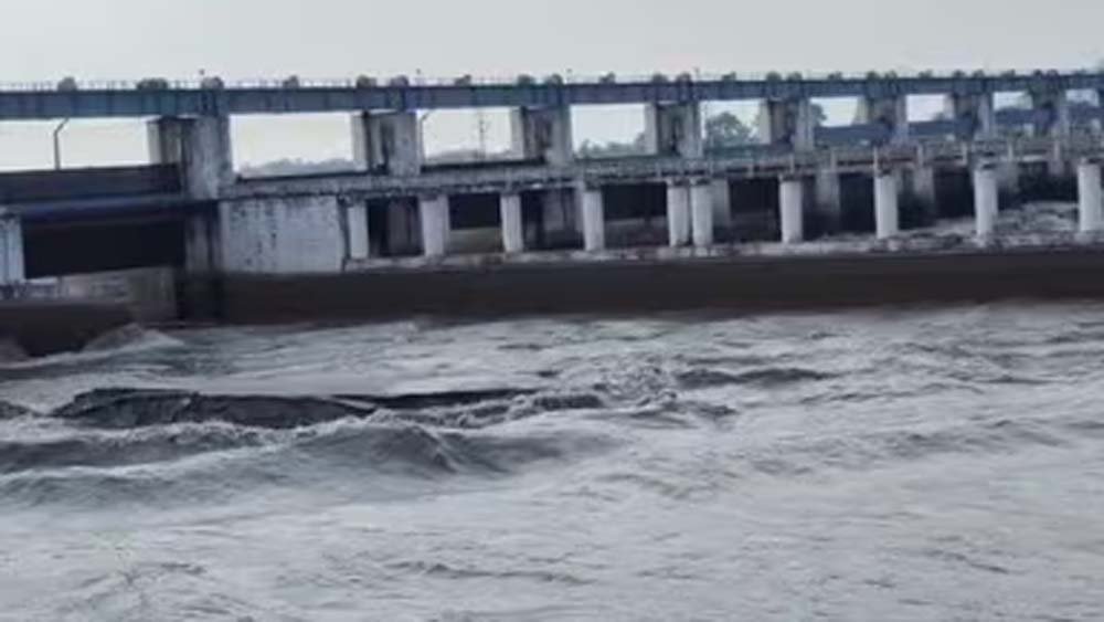 यूपी में भारी बारिश से उफनी नदियां, 7 जिलों में बाढ़ का अलर्ट