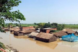 बिहार में गंडक का कहर, दो जिलों में तटबंध टूटे; गांवों में बाढ़ का खतरा