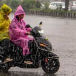 दिल्ली-NCR में झमाझम बारिश से बदला मौसम, गरज-चमक के बीच राजधानी में रेड अलर्ट