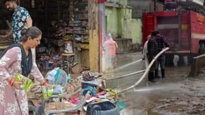 चित्रकूट में बाढ़ के 5 दिन बाद दिखी तबाही, घर-दुकानों में कीचड़; सैकड़ों गृहस्थियां बर्बाद