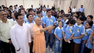 देवप्रयाग के मेधावी छात्रों ने किया गोमती बुक फेस्टिवल का भ्रमण, मिली ‘एग्जाम वॉरियर्स’ पुस्तक