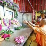 जन्माष्टमी पर मथुरा पहुंचे CM योगी, श्रीकृष्ण जन्मस्थान में किया पूजन; श्रद्धालुओं पर बरसाए फूल