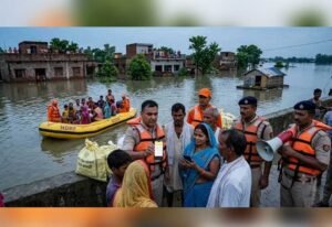 बाढ़ के बीच योगी सरकार का राहत अभियान तेज, 18,810 लोगों को सुरक्षित स्थान पर पहुंचाया