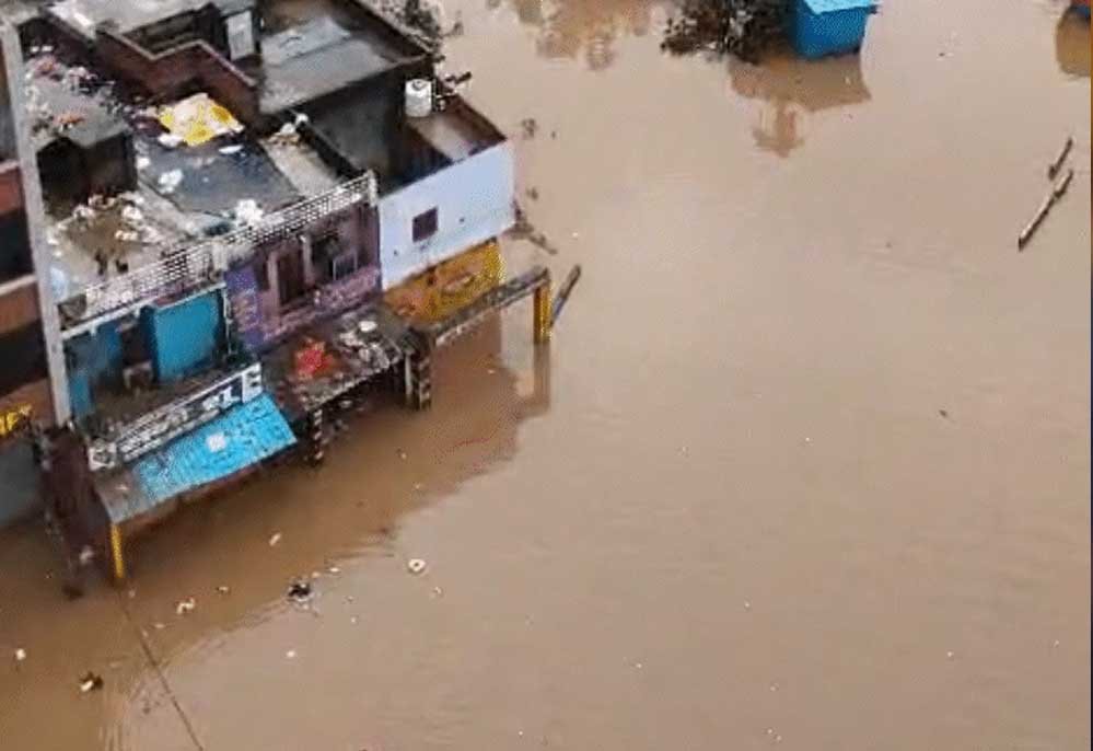 चित्रकूट में बाढ़ के 5 दिन बाद भी तबाही के निशान, घर-दुकानों में कीचड़ से सैंकड़ों गृहस्थियां बर्बाद