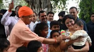 जन्माष्टमी के बाद बच्चों से मिले CM योगी, चॉकलेट-खिलौने पाकर खिल उठे मासूमों के चेहरे