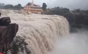 MP के 15 जिलों में भारी बारिश का अलर्ट, उज्जैन में पुराना महाकाल द्वार गिरा; शिवपुरी में मिला युवक का शव