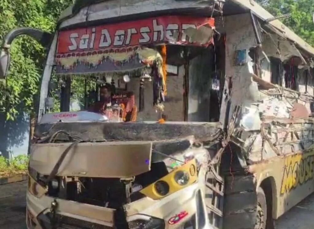 अहमदाबाद-वडोदरा एक्सप्रेसवे पर भीषण हादसा, बस-ट्रक भिड़ंत में 7 की मौत